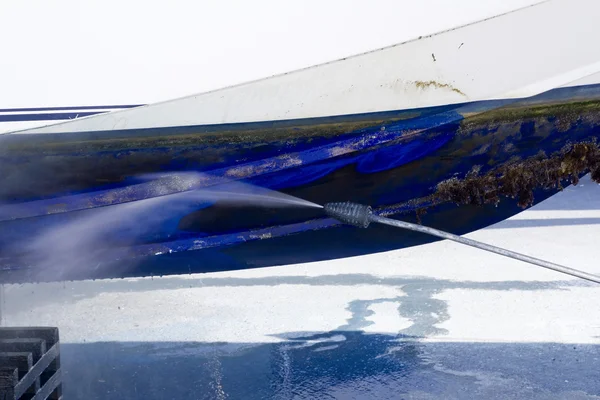 Bleu bateau coque nettoyage pression laveuse bernacles — Photo