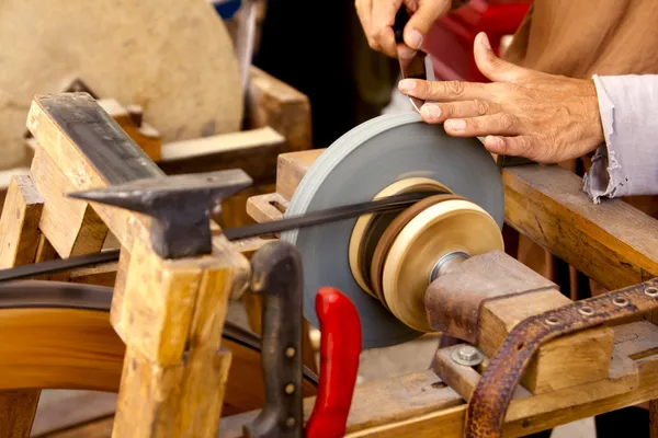 Moedor de ferramentas manuais roda tradicional afiar faca — Fotografia de Stock