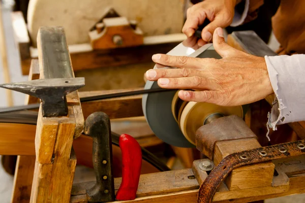 Moedor de ferramentas manuais roda tradicional afiar faca — Fotografia de Stock