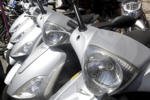 Велосипеды мотоциклы ряды мотоциклов в аренду — стоковое фото