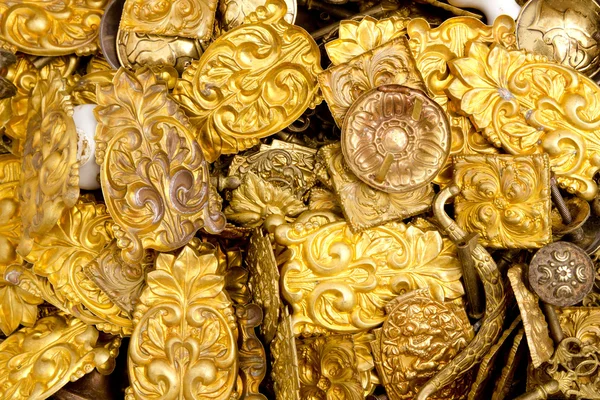 Μεταλλικά διακοσμητικά κομμάτια χρυσά ανάγλυφα ορείχαλκο — Φωτογραφία Αρχείου