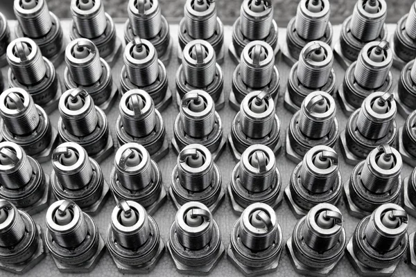 Car spark plugs rows pattern mechanical engine pieces — Stock Photo, Image