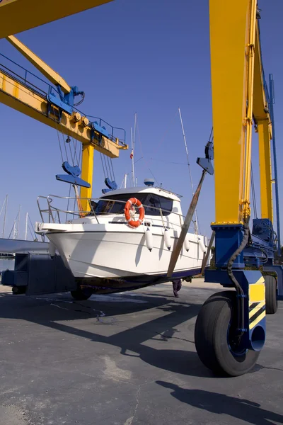 Boat crane travelift lifting motorboat — Stock Photo, Image