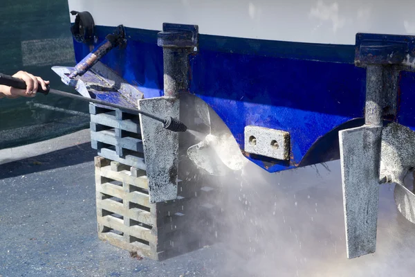 Blauw boot romp reiniging druk wasmachine zeepokken — Stockfoto