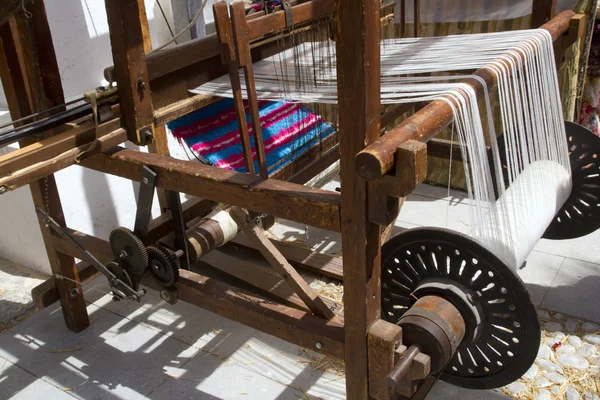 Антикварная винтажная прядильная машина работает — стоковое фото