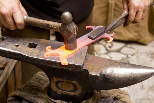 Ferreiro forjado ferro ferreiro bigorna martelo — Fotografia de Stock