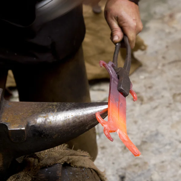 Smeden smidda järn smith anvil hammerman — Stockfoto