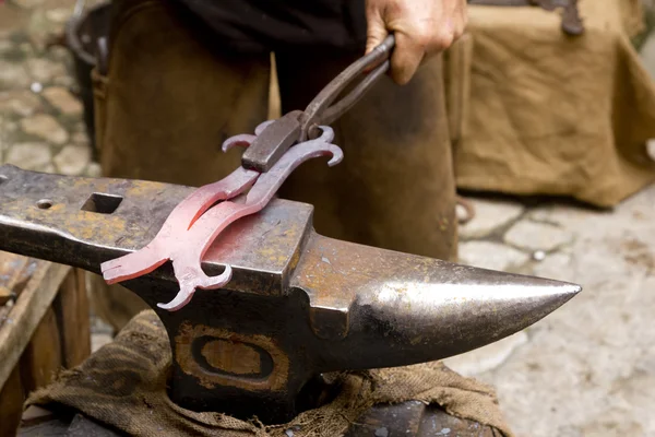 Кузнец кованый железный кузнец наковальня молот — стоковое фото