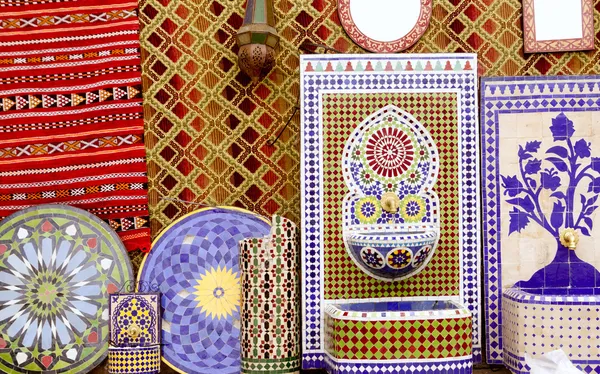 阿拉伯马赛克装饰瓷砖和装饰织物 — 图库照片