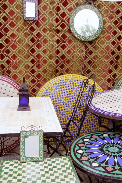 阿拉伯马赛克装饰瓷砖和装饰织物 — 图库照片