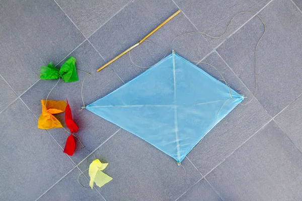 Blauer Kinderdrachen traditionelle Rautenform auf dem Boden — Stockfoto