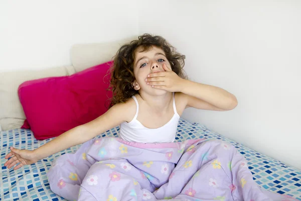 Lány tátongó ágy rendetlen reggel haj ébredés — Stock Fotó