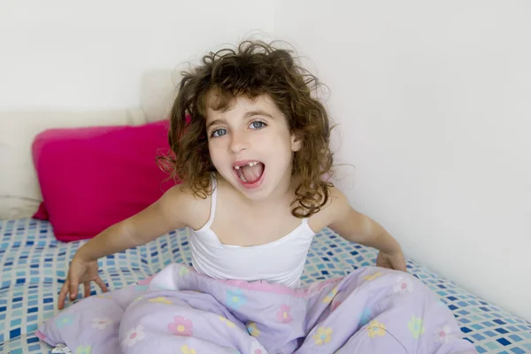 Erwachendes Mädchen gähnendes Bett unordentliches Morgenhaar — Stockfoto