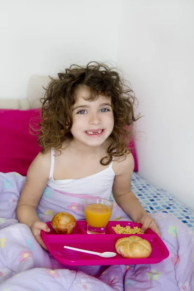 ベッド朝食ブルネットお子様の女の子を目覚め — ストック写真