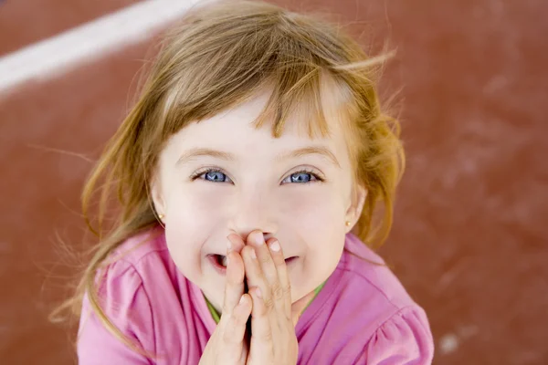 Ξανθιά ευτυχής χαμογελαστοί μικρό κορίτσι ενθουσιασμένος γέλιο — Φωτογραφία Αρχείου