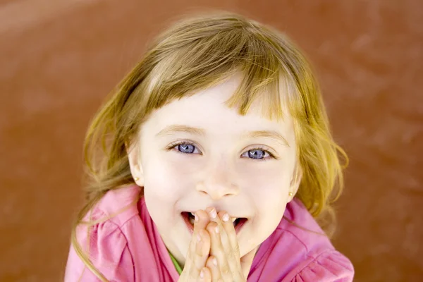 Ξανθιά ευτυχής χαμογελαστοί μικρό κορίτσι ενθουσιασμένος γέλιο — Φωτογραφία Αρχείου