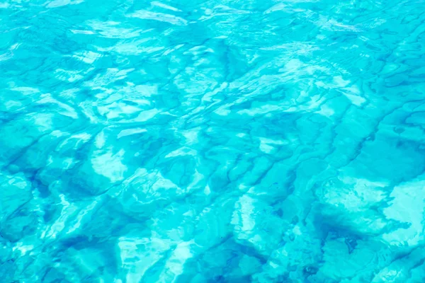 Aqua turquoise tropisch strand water golven patroon — Stockfoto