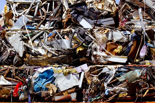 Schroot ijzer gecomprimeerd om te recyclen — Stockfoto