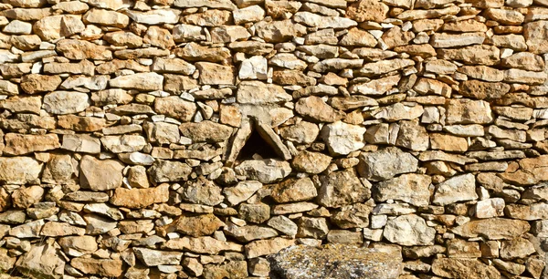 Leeftijd metselwerk stenen muur driehoek venster gat — Stockfoto