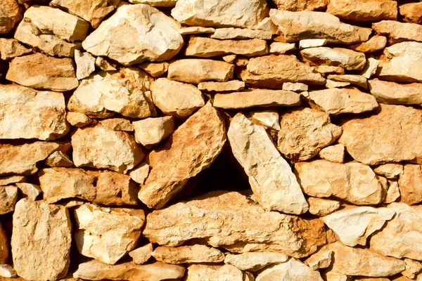 Leeftijd metselwerk stenen muur driehoek venster gat — Stockfoto