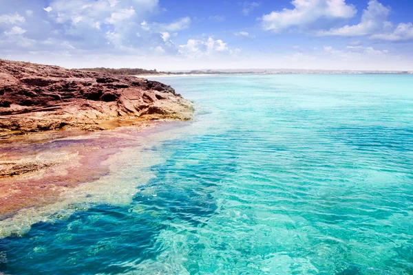 フォル メンテラ島イレタス ターコイズ ブルーの熱帯の海を島します。 — ストック写真