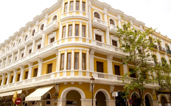 Ібіца розкішний готель dalt vila жовтій будівлі Балеарські — стокове фото