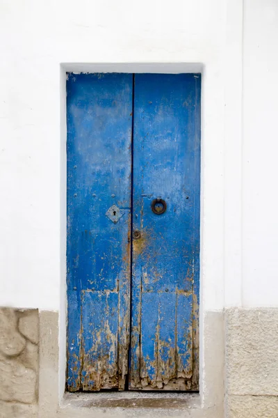 Modré středomořské architektury dřevěné dveře ibiza — Stock fotografie