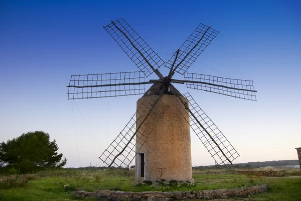 Baleárské ostrovy větrný mlýn vítr mlýn slunce v formentera — Stock fotografie