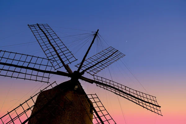 Balear Adaları windmill Rüzgar değirmeni günbatımı formentera içinde — Stok fotoğraf