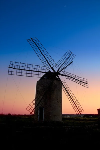 Ilhas Baleares moinho de vento moinho de vento pôr do sol em Formentera — Fotografia de Stock