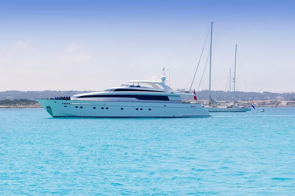 Yachten und Segelboote ankern in Formentera illetas — Stockfoto