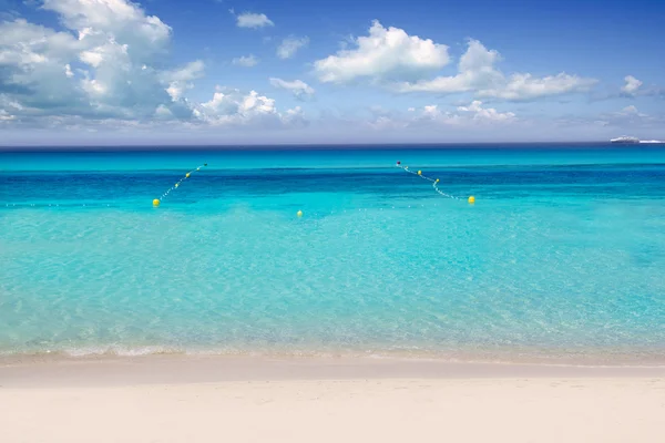 Ilhéus praia azul-turquesa Ilha Formentera — Fotografia de Stock