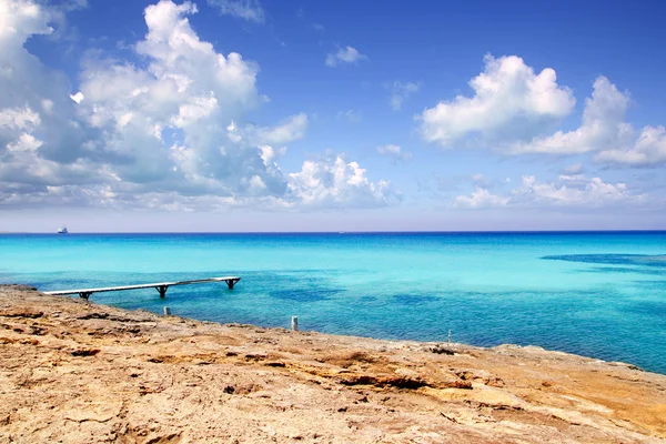 Illeta cais de madeira mar azul-turquesa Formentera — Fotografia de Stock