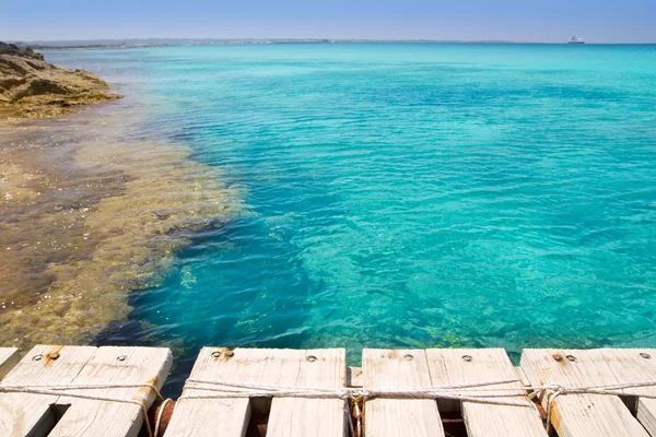 Illeta houten pier turquoise zee formentera — Stockfoto