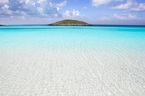 Formentera beach illetas fehér homok, türkiz víz — Stock Fotó