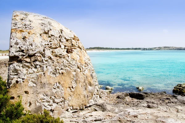 フォル メンテラ島イレタス イレタス ビーチのターコイズ ブルーの海 — ストック写真