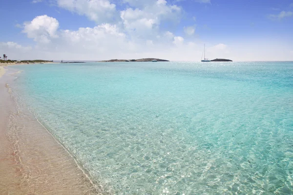福门特拉岛海滩 illetas 白砂绿松石水 — 图库照片
