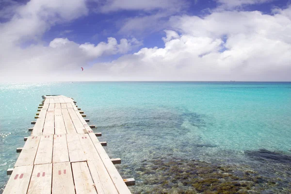 Formentera spiaggia in legno molo turchese mare baleare — Foto Stock