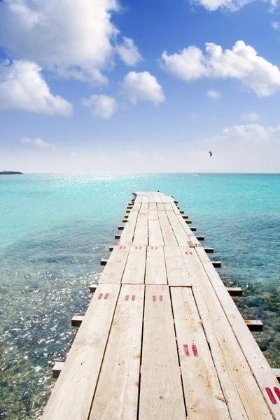 Formentera plaży drewniane molo turkusu morzem — Zdjęcie stockowe