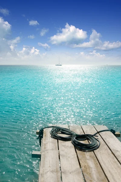 Форментера пляжный пирс из бирюзового балеарного моря — стоковое фото