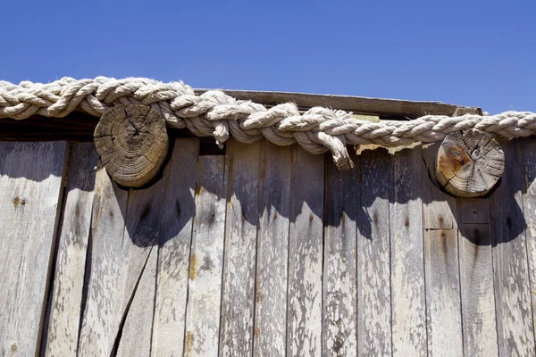 Detalhe de um telhado de cabine de madeira — Fotografia de Stock