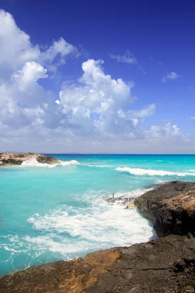 Escalo es calo Formentera costa rocosa norte aqua — Foto de Stock