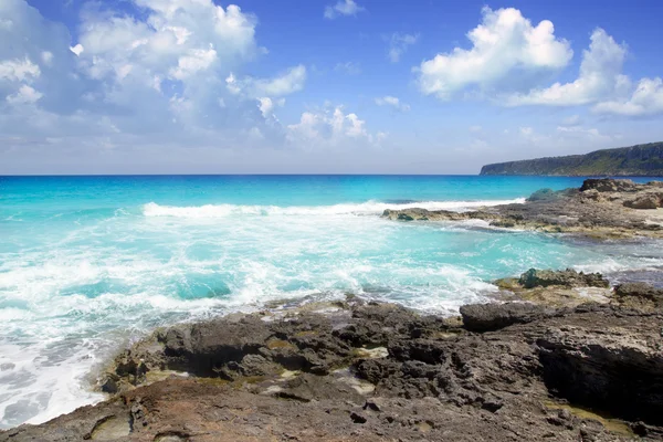 Escalo es calo Formentera costa rocosa norte aqua —  Fotos de Stock