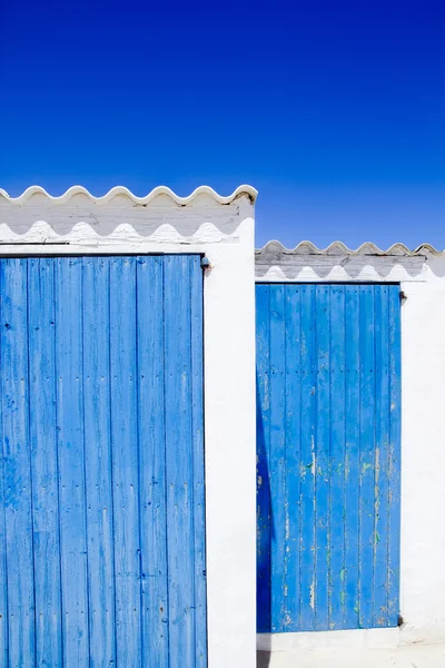Arquitectura baleárica islas blancas puertas azules detalle — Foto de Stock