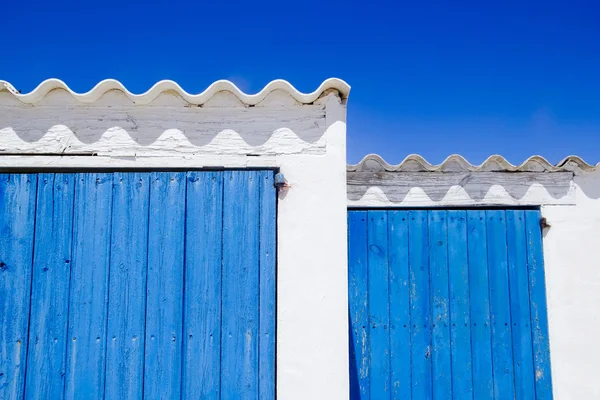 Архітектура тюркських островів біло-блакитні двері деталь — стокове фото