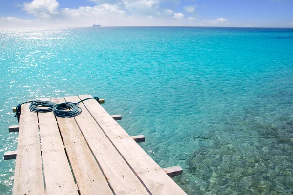 Formentera pláži tyrkysové dřevěné molo Baleárské moře — Stock fotografie