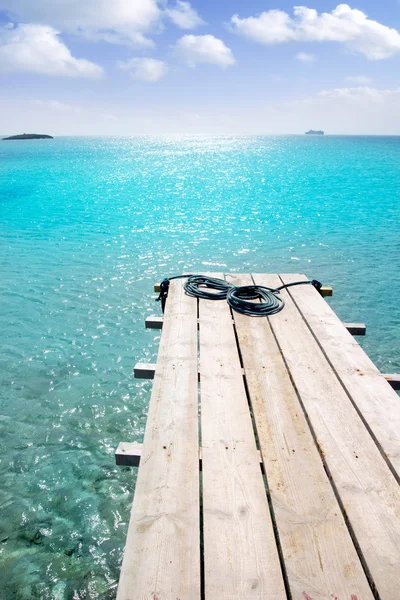 Formentera spiaggia in legno molo turchese mare baleare — Foto Stock