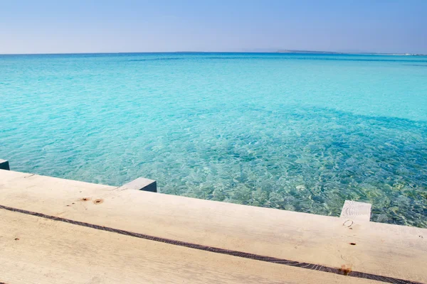 Formentera pláži tyrkysové dřevěné molo Baleárské moře — Stock fotografie