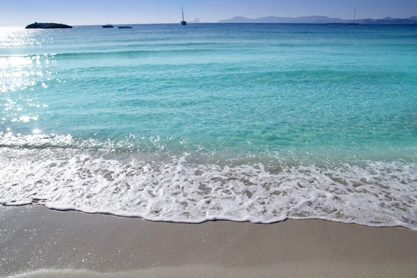 Ankare båtar i horisonten illetas stranden formentera — Stockfoto