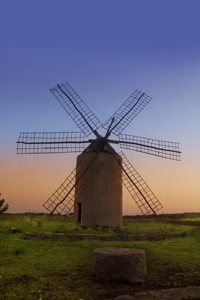 Baleárské ostrovy větrný mlýn vítr mlýn slunce v formentera — Stock fotografie